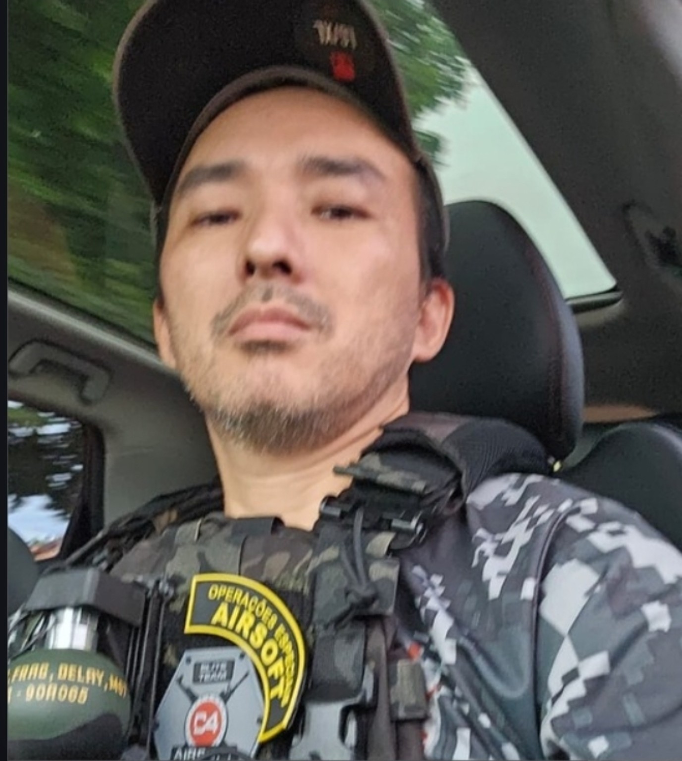 Comandante César Tanaka usando equipamento de airsoft